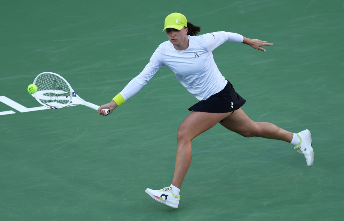 斯瓦泰克6-2、6-0横扫穆霍娃:印第安维尔斯25胜3负的沙漠女王归来